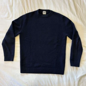 Stickad tröja  - Storlek S. Använd- bra skick 