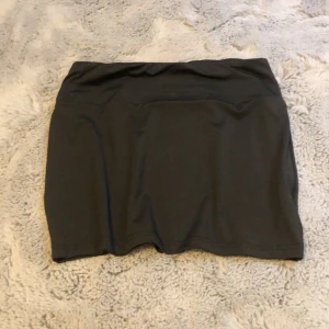 Kort svart kjol - Fin 