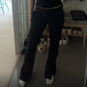 Bikbok kostymbyxor  - Snygga low waist kostymbyxor från bikbok med slits längst ner på sidan. 