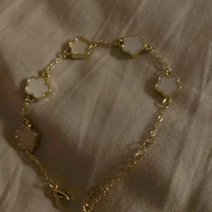 guld klöver armband - guld klöver armband aldrig använt då jag är silvertjej💖