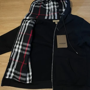 Burberry - Oanvänd tag med kommer Passar mer som M