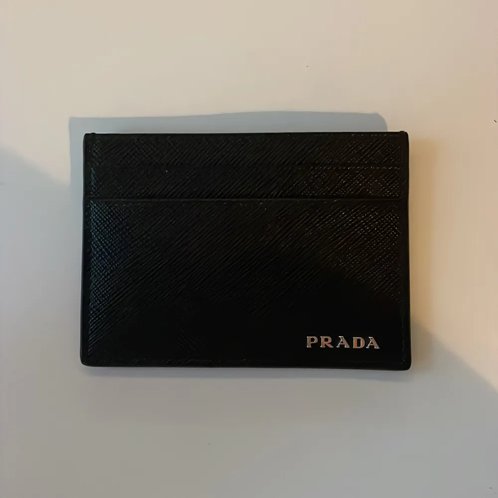 Säljer min äkta Prada plånbok som är helt oanvänd och i perfekt skick 10/10 . Accessoarer.