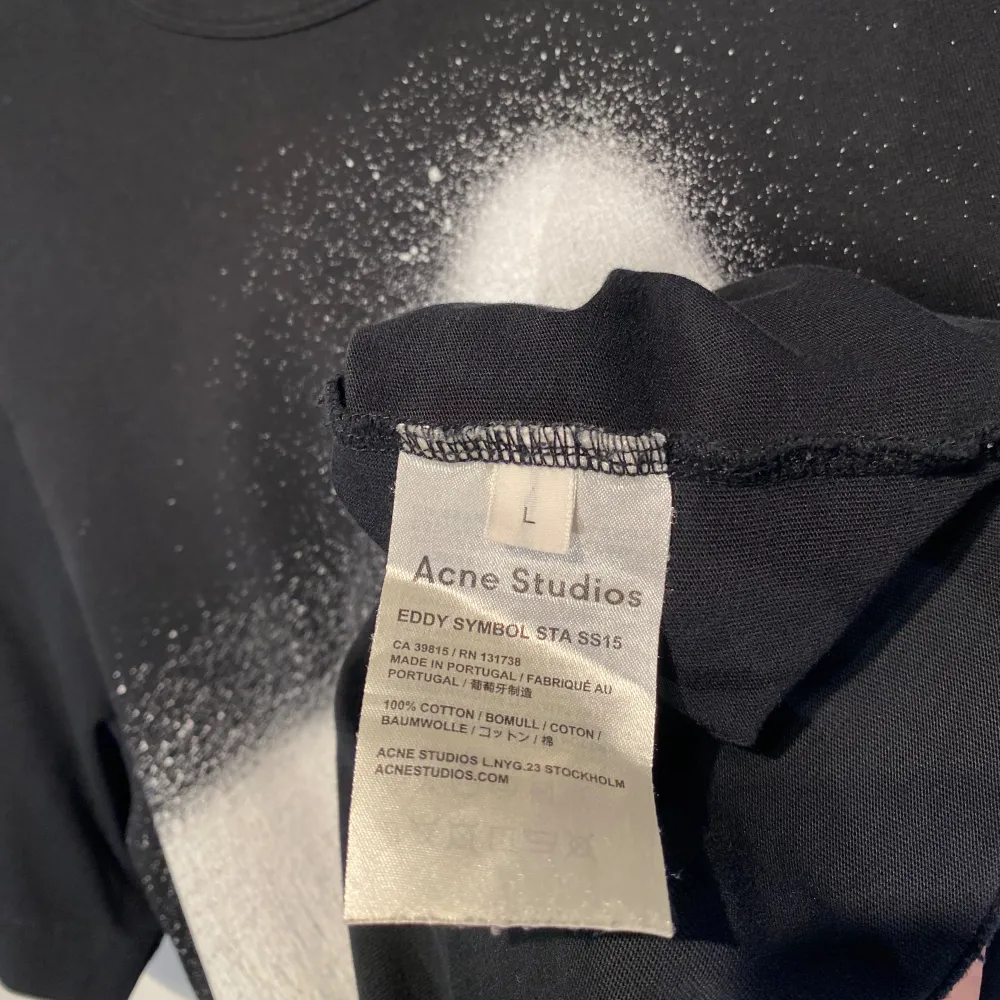 Hej, säljer en sjukt snygg t-shirt från Acne Studios med grafity tryck. Storlek L men passar även M. Slutsåld och sällsynt. Nypris 2200kr. Välanvänd men i fint skick. Stilsäker och passar till allt. Pris kan diskuteras. Hörs i DM! . T-paidat.