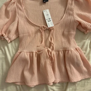 Jättegullig rosa topp🎀 - Gina topp i nyskick, köpte den för för någon månad sen och har inte använt  den. Nypris är 279kr💞