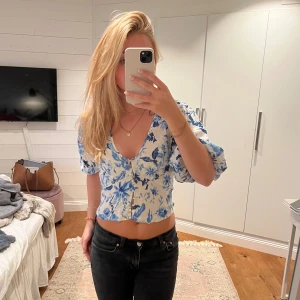 Hm blus  - Storlek xs , super söt helt oanvänd! 