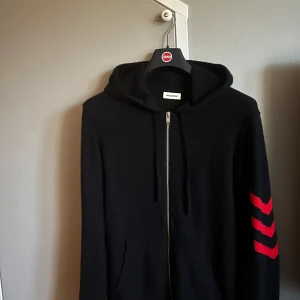 Zadig Kashmir Hoodie - Tjena! Säljer denna sjukt snygga Kashmir tröja som är i bra skick och sparsamt använd. Nypris på denna ligger runt 5000kr. Vill ni ha fler bilder eller har frågor är det bara att höra av er! (Vid snabb affär kan pris diskuteras). Sitter som en M!!