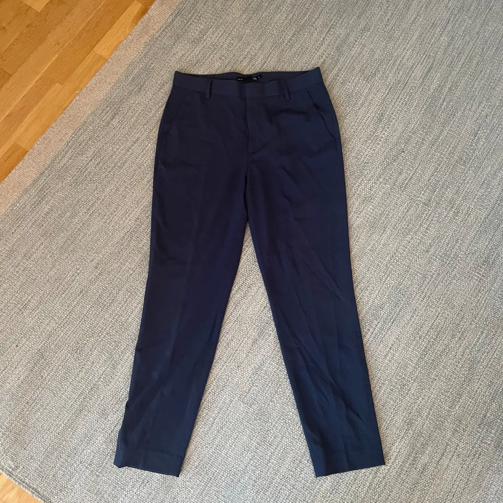 Säljer snygga kostymbyxor. Skick 9/10. Kan sänka pris vid snabb affär!. Jeans & Byxor.