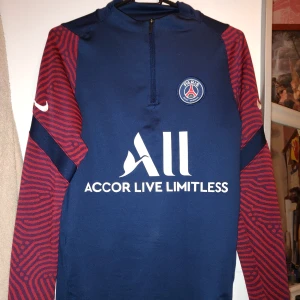 Fotbolls tröja  - Storlek xs-s. Nyskick och inga defekter, kan vara intressant med byte mot en annan 