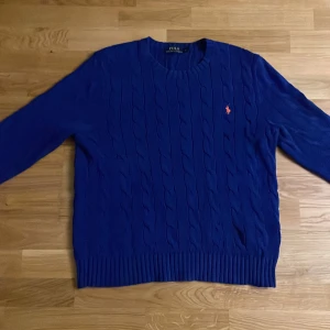 Polo Ralph Lauren tröja - Säljer min fina Polo RL tröja Kommer inte till användning längre så säljer den Passar till allt  
