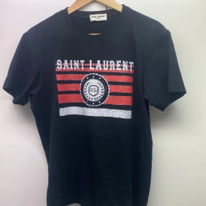Saint Laurent t-shirt - Säljer denna otroligt snygga saint Laurent t shirten, skick 9.5/10, storlek medium, pris 1499kr