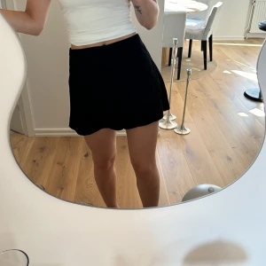 Shortskjol - Shorts-kjol från bikbok, storlek s. Använda men fint skick.