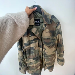 Jacka  - Säljer min jätte söta militär mönstrade jacka ifrån zara!💗