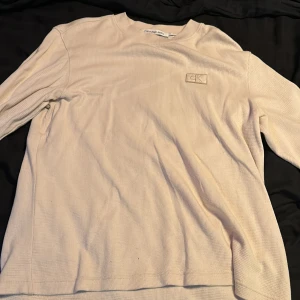 Calvin Klein tröja - S, bra skick knappt använd, säljs pga ingen användning och växt ur