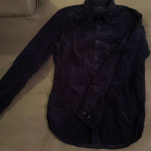 Skjorta - Säljer nu en fin uniqlo skjorta i storlek xs, den är i fint skick (9/10) det ända är att den skulle behöva en strykning. Det är en mjuk Manchester skjorta i ett bomullsmaterial! Tveka inte på att höra av dig vid minsta fråga eller fundering!