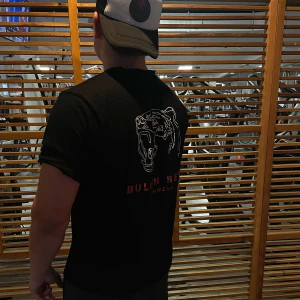 Bulkin Bear Träningströja - En perfekt tränings T-shirt för dig som vill sticka ut från mängden! 100% bomull svart Storlekar finns allt från S-2XL OBS denna passar perfekt för både killar och tjejer. följ oss på instagram och tiktok @bulkinbear