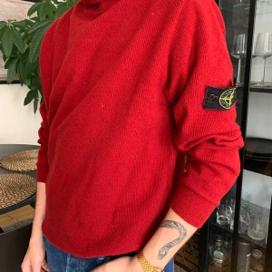 Röd polotröja från Stone Island - Säljer en snygg röd polotröja från Stone Island.  Perfekt för höst och vinter, och den är i riktigt bra skick! Köparen står för frakt:)