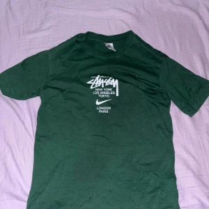 Stussy t shirt - Har använt fåtal gånger ser fortfarande helt ny ut, t shirten är Small passar på mig i slim fit (är också storlek s) och regular fit om du är xs