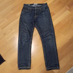 Mörkblå jeans från Jack & Jones - Snygga blå jeans från Jack & Jones i modellen Relaxed/Chris. De har en klassisk femficksdesign och en knappgylf. Perfekta för en avslappnad stil Nypris 600kr, väl använda men väldigt fint skick. Pris kan diskuteras 😁