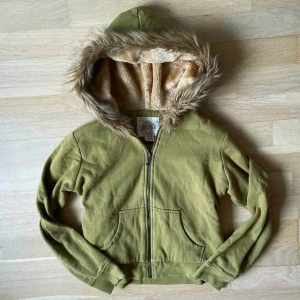 Vintage grön zipup hoodie med päls - Fraktar elr möts upp! Står storlek L på lappen men passar mer som M
