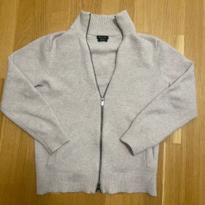 Massimo Dutti Fullzip 100% Kashmir  - Otroligt snygg Kashmir zip från Massimo Dutti i 10/10 skick. Storlek s/m. Nypris: ca2k Skriv vid frågor🙌