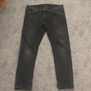 Svarta jeans från Nudie Jeans - Svarta jeans från nudie I storlek 31/28. Mycket bra skick.
