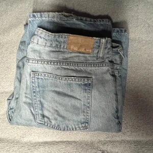 Lager 157 Icon L - Säljer ett par ljusblå jeans från lager 157 i modellen Icon. Ganska slitna därav priset 