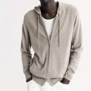 Soft goat hoodie - Snygg och bekväm beige hoodie med dragkedja och huva. Perfekt för en avslappnad stil. Tillverkad i kashmir material som ger en skön känsla.