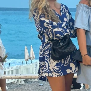 Blå och vit klänning - Blå och vit klänning. Har knutit den med ett skärp i midjan för att den ska bli mindre/kortare