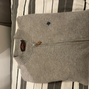 Grå ulltröja från Morris - 100% Merinoull. Är som ny utan defekter. En perfekt julklapp till en polare eller att ha själv. Hör av er vid frågor