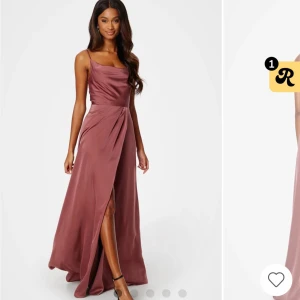 Rosa balklänning i satin - Elegant rosa långklänning i satin med smala axelband och draperad detalj framtill. Klänningen har en stilren slits och en vacker passform som framhäver figuren. Fler bilder finns