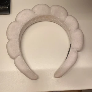Vitt vadderat diadem - Snyggt vitt diadem med vadderad design som ger en unik look. Perfekt för att lyfta vilken outfit som helst med en touch av stil.