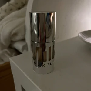 Milk concealer - Säljer min milk concealer i färgen 4N då jag insåg att den tyvärr var fel färg när jag testade den. Endast testad en gång! 