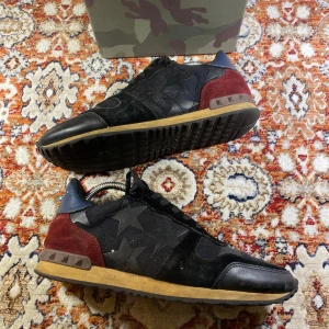 Valentino Rockrunners  - Hej! Säljer nu mina skor från märket valentino , storlek 41 , bra skick med box, tveka inte på att höra av dig om du har frågor eller funderingar kring skorna!