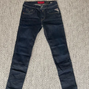 Replay Anbass jeans  - Säljer dessa Replay jeans i modellen anbass. Jeansen är i sjukt bra skick och har inte ett enda tecken på användning. Storleken på jeansen är W29/L32. Hör av er vid frågor eller funderingar👍