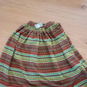Unik Vintage midjekjol XS - Färgglad vintage midjekjol I unikt mönster. Tyvärr för liten för mig, storlek 32-34.