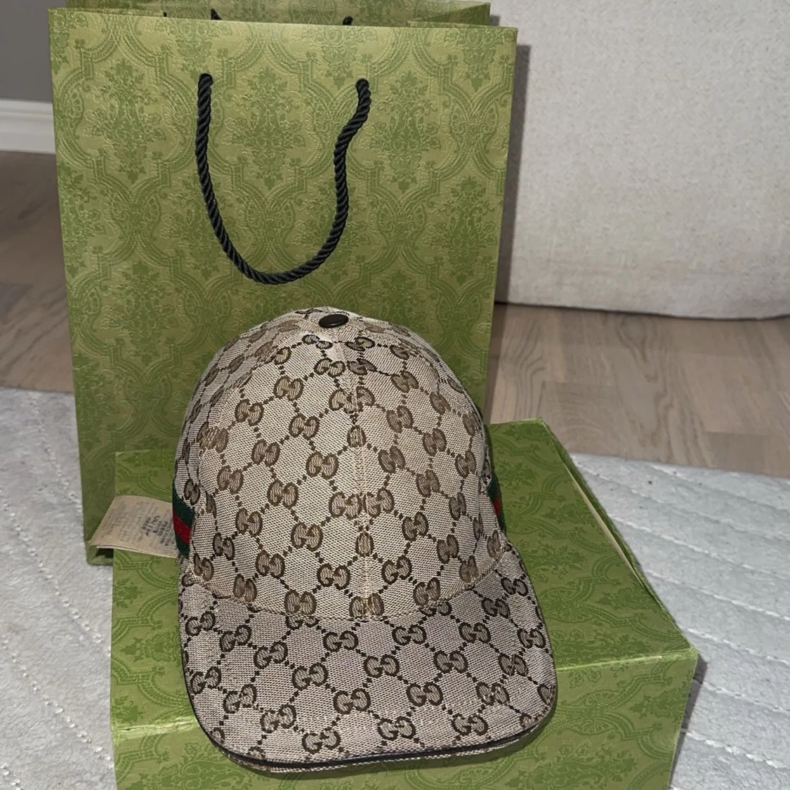 Beige keps från Gucci box samt påse medkommer  - 91