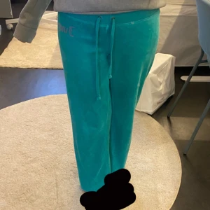 Turkosa mjukisbyxor från Juicy Couture - Snygga turkosa mjukisbyxor från Juicy Couture. 