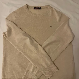 Beige tröja från Morris - Tjena! Säljer en stilren beige tröja från Morris med rund halsringning. Tröjan är knappt använd och i perfekt skick. Nypris cirka 1300 kr.