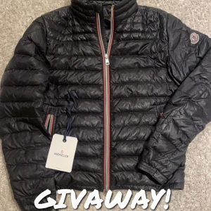 Moncler jacka - GIWAWAY PÅ MONCLER JACKA.    Nu gör vi på Store-101 en väldigt bra givaway på denna moncler. Allt du behöver göra är att likea annonsen, och följa oss här på plick!      Vinnaren dras den 24e december! Lycka till🙌🏼🙏