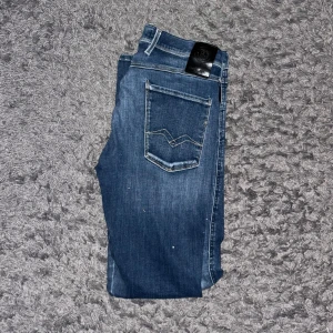 Replay Anbass  - Blåa Replay Anbass jeans i bra skick förutom ett hål | storlek 30/32 | pris kan diskuteras 