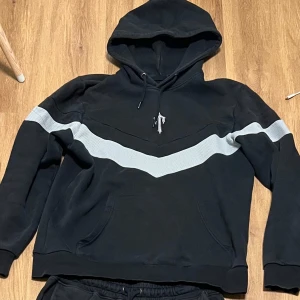 Trapstar dress - Jötte bra skick även om den är använd, storleken är XL men passar bra till L också