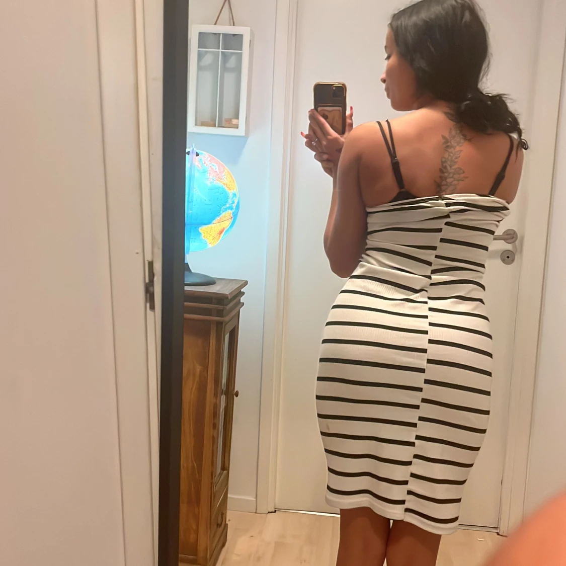 Randig klänning med smala axelband - 90