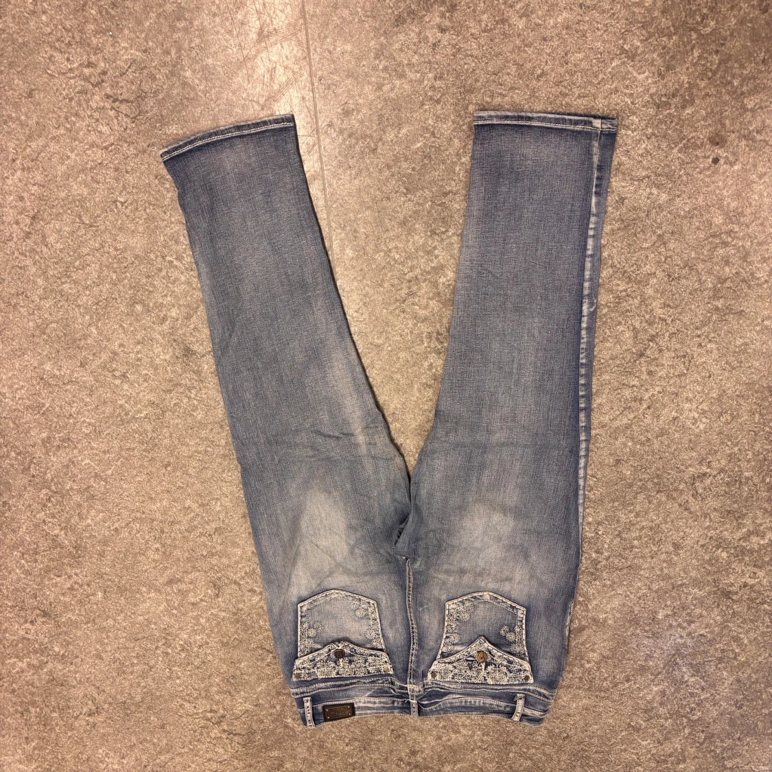 Blå jeans med broderade detaljer - 90