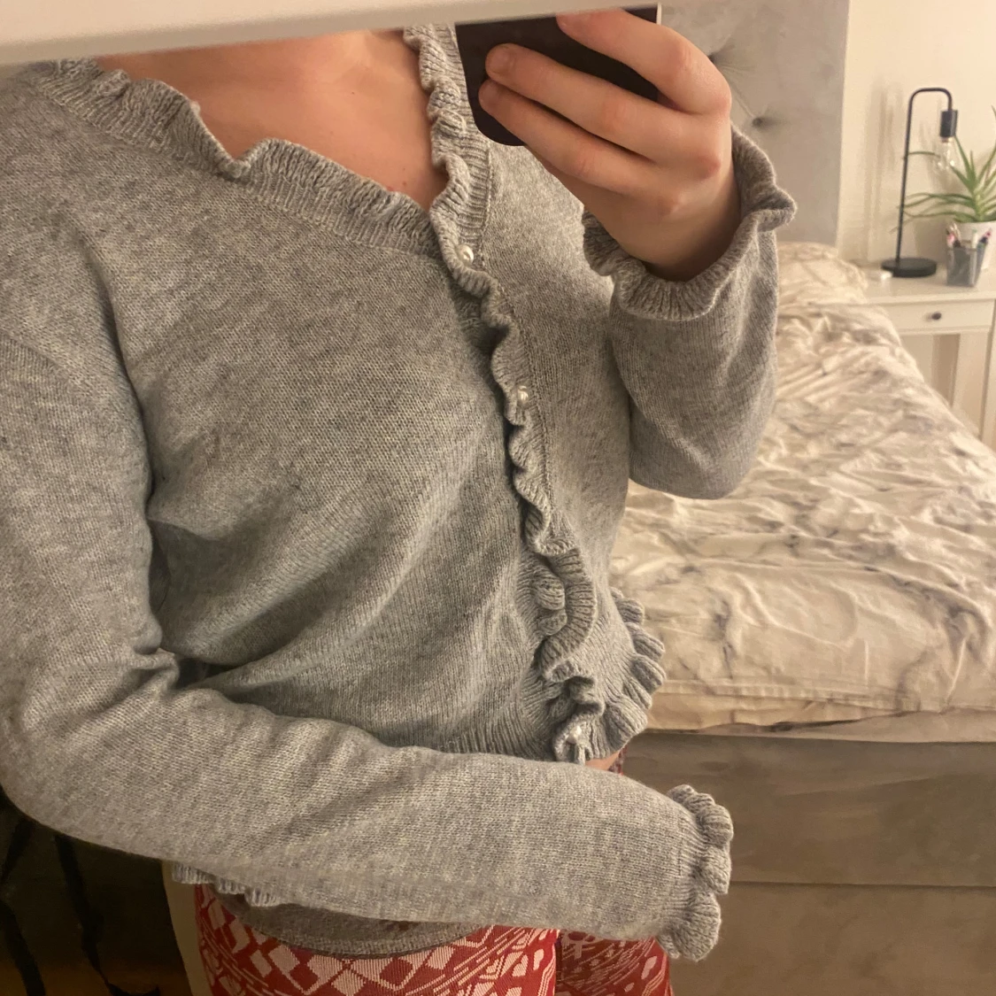 Grå kofta med volangdetaljer