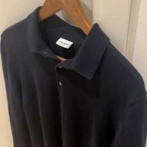 Merino ull från John Henric - pikétröja från John Henric i storlek M i 100% merinoull. | Perfekt skick, inga defekter! | Vårt pris endast 549kr🙌 | skriv till oss angående eventuella frågor eller funderingar.
