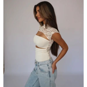 Cream Lucy Lace Top - Lucy Lace Top i färgen Cream från Venderbys i storlek S/M. Helt ny och oanvänd! Ordinariepris på hemsidan i svenska kronor är ca. 520kr.