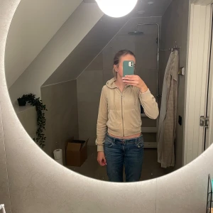 Beige huvtröja från Gina Tricot - Säljer en beige huvtröja från Gina Tricot i storlek XXS. Normal i storleken. 