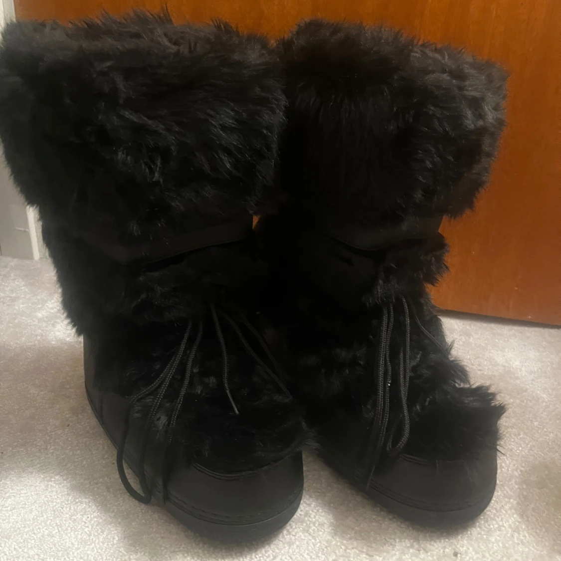 Svarta pälsfodrade boots