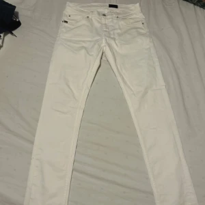 Vita jeans från Tiger of Sweden - Snygga vita jeans från Tiger of Sweden. skriv privat för fler bilder