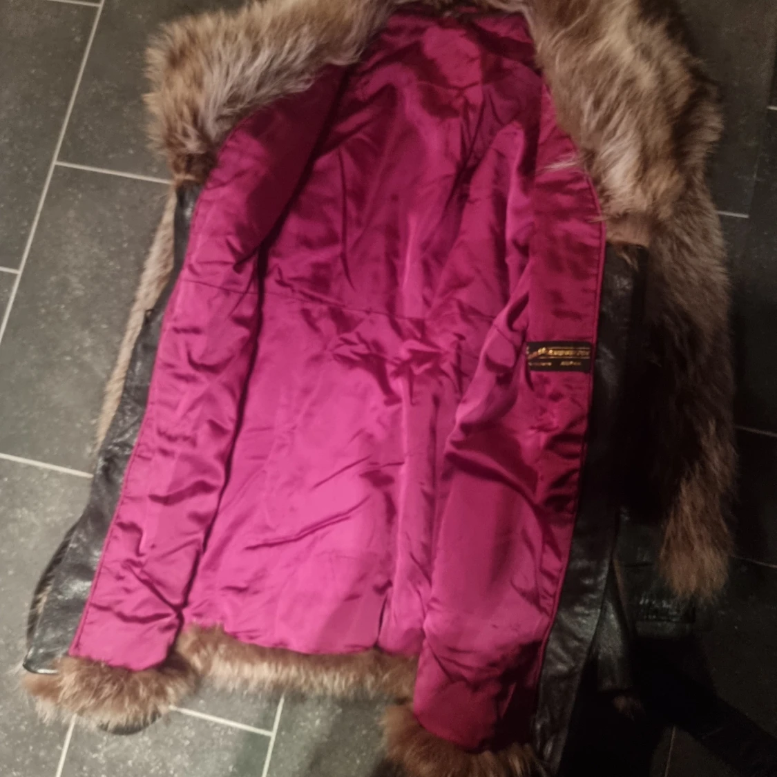 Brun pälsjacka med skinnpaneler - 91